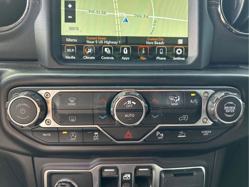 Certified 2022 Jeep Wrangler Unlimited Sahara AWD/4WD image 32