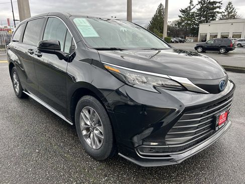 Certified 2024 Toyota Sienna LE image 3