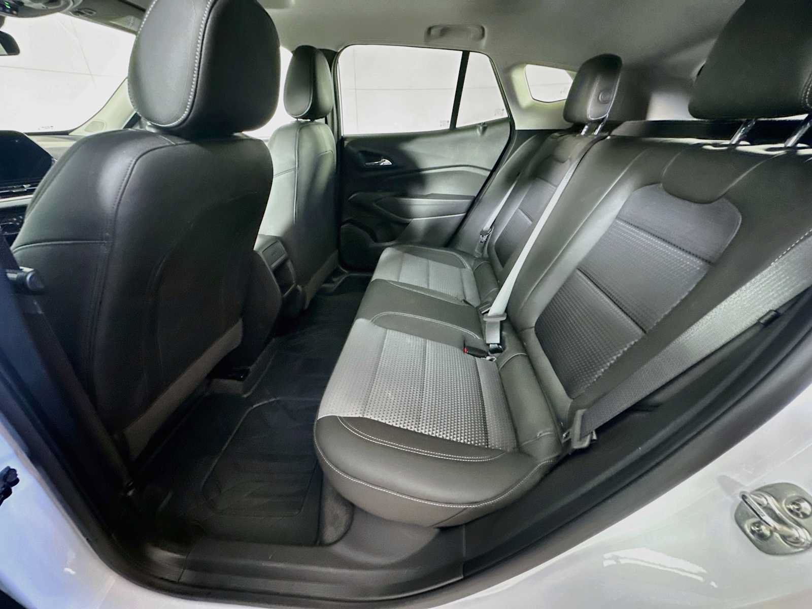 Used 2025 Chevrolet Trax LT w/ Sunroof Package FWD image 24