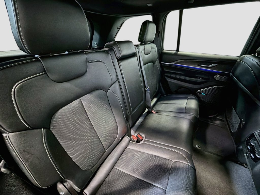Used 2023 Jeep Grand Cherokee Overland AWD/4WD image 27