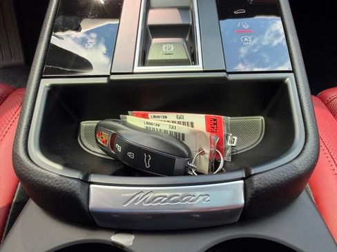 Used 2026 Porsche Macan AWD/4WD image 11