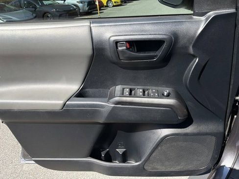 Used 2016 Toyota Tacoma SR5 w/ SR5 Appearance Package (SN) image 7