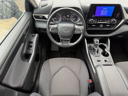Used 2024 Toyota Highlander LE FWD image 14