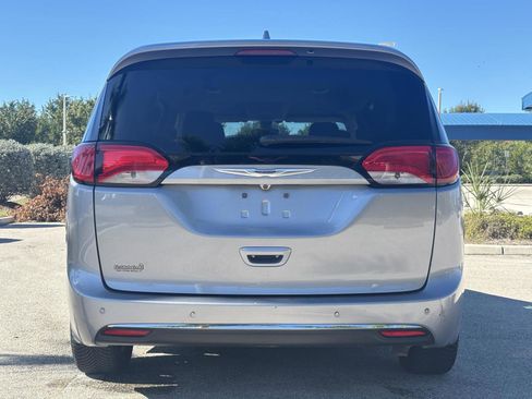 Used 2019 Chrysler Pacifica Touring-L image 6