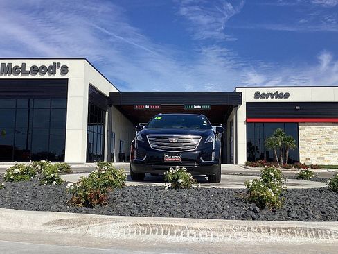 Used 2018 Cadillac XT5 FWD image 2