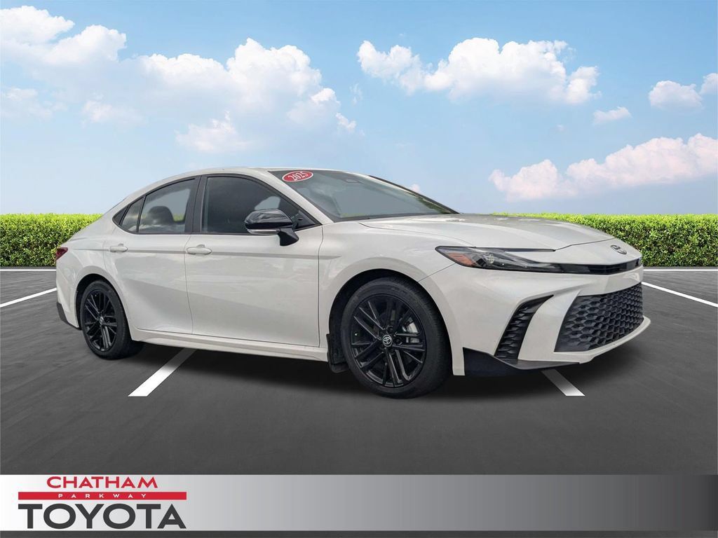 Used 2025 Toyota Camry SE FWD image 1