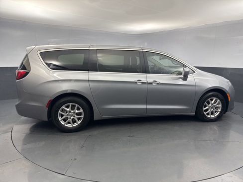 Used 2020 Chrysler Pacifica Touring image 6