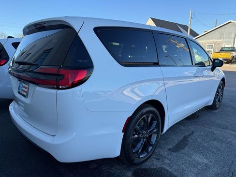 New 2026 Chrysler Pacifica Select image 9