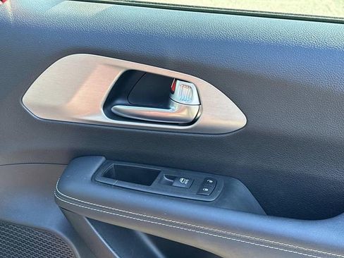 Used 2023 Chrysler Pacifica Limited w/ S Appearance Package image 9