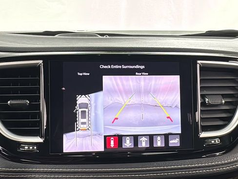 Used 2024 Chrysler Pacifica Select image 31