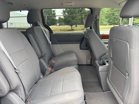 Used 2009 Chrysler Town & Country Touring w/ Entertainment Group #2 FWD image 12
