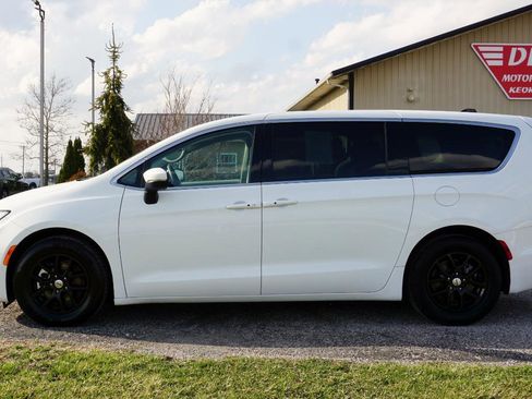 Used 2023 Chrysler Pacifica Touring-L FWD image 26