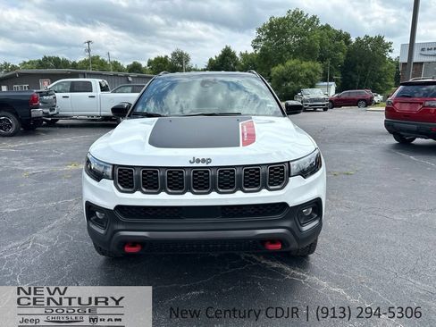 Used 2025 Jeep Compass Trailhawk AWD/4WD image 2