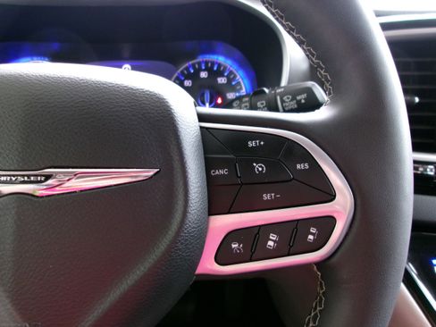 Used 2024 Chrysler Pacifica Touring-L FWD image 9