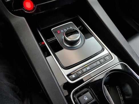 Used 2017 Jaguar F-PACE Premium image 19