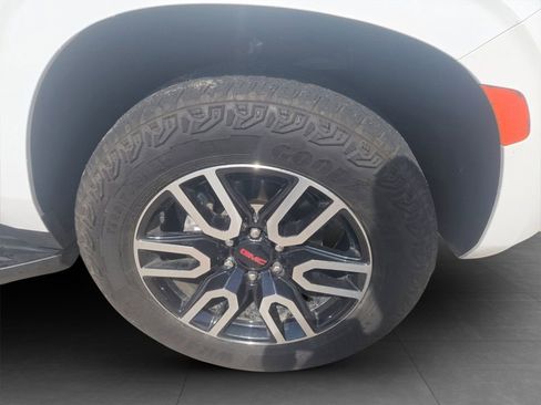 Used 2024 GMC Yukon AT4 w/ Technology Package AWD/4WD image 34