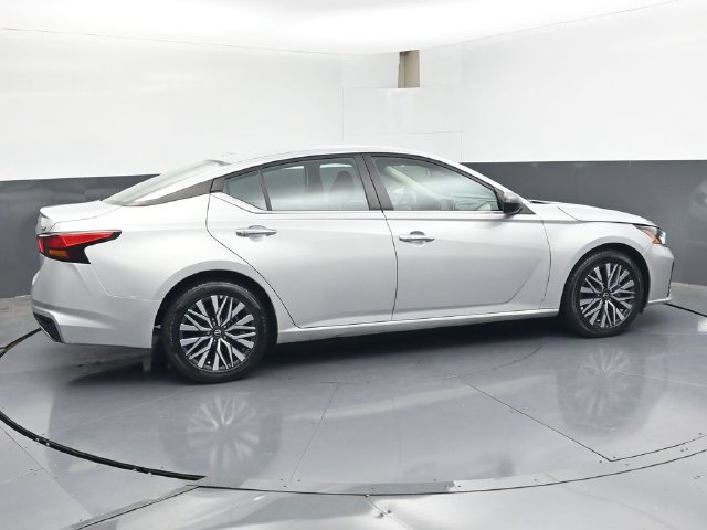 Used 2024 Nissan Altima 2.5 SV FWD image 3