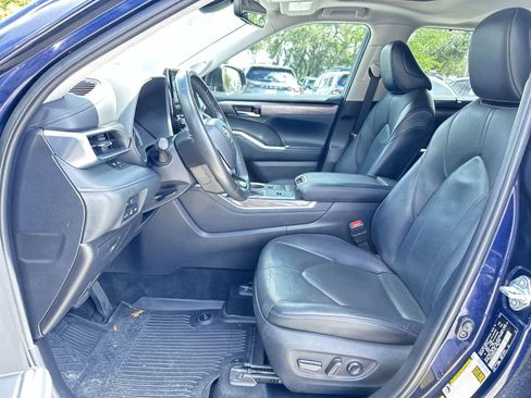 Used 2022 Toyota Highlander Limited FWD image 12