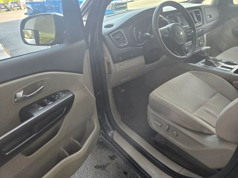 Used 2021 Kia Sedona LX image 4