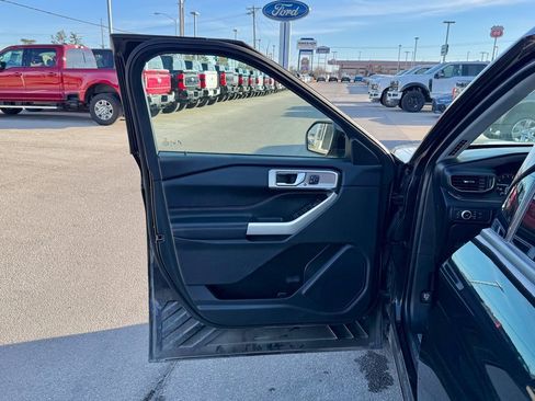 Used 2022 Ford Explorer Limited w/ Equipment Group 301A image 13