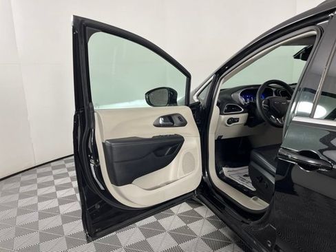 Used 2024 Chrysler Pacifica Touring-L FWD image 17