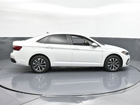 Used 2025 Volkswagen Jetta S image 4