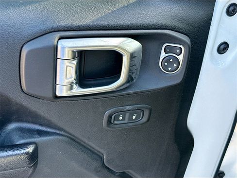 Used 2022 Jeep Gladiator Willys image 19