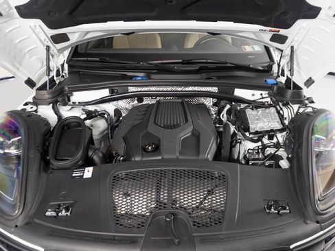 Certified 2026 Porsche Macan AWD/4WD image 41