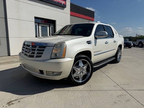 Used 2007 Cadillac Escalade EXT w/ Information Package AWD/4WD image 2