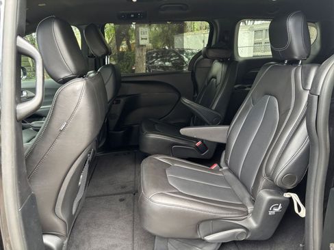 Used 2025 Chrysler Pacifica Select FWD image 42