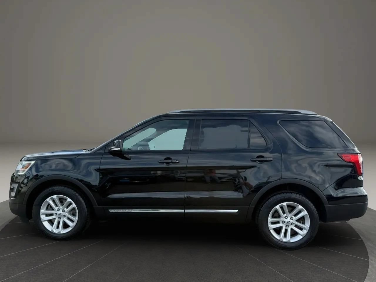 Used 2017 Ford Explorer XLT w/ Equipment Group 202A FWD image 3