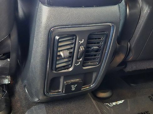 Used 2022 Jeep Grand Cherokee Laredo AWD/4WD image 13