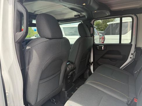 Used 2025 Jeep Wrangler Sahara AWD/4WD image 12