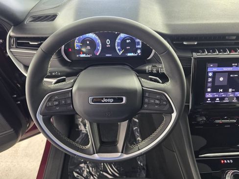 Used 2025 Jeep Grand Cherokee Laredo X RWD image 18
