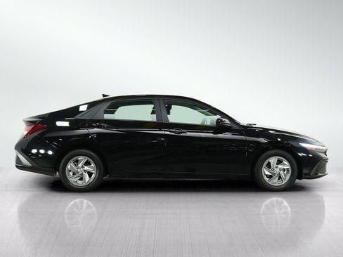 Used 2024 Hyundai Elantra SE FWD image 6