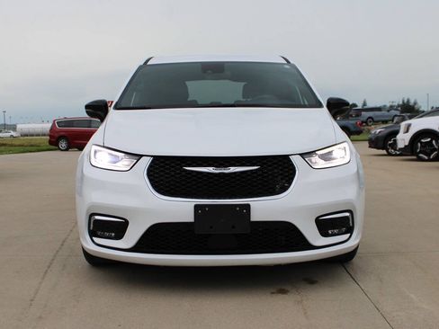 Used 2025 Chrysler Pacifica Select FWD image 2