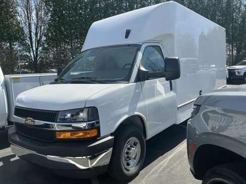 New 2026 Chevrolet Express 3500 w/ Power Convenience Package RWD image 4