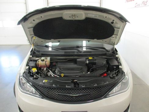 Used 2020 Chrysler Pacifica Touring-L Plus image 34