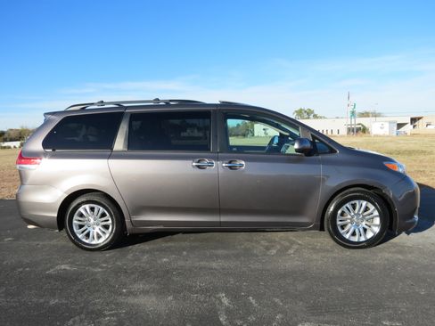 Used 2011 Toyota Sienna XLE image 4