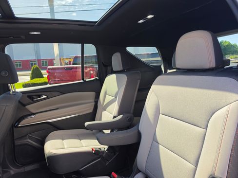 Used 2025 Chevrolet Traverse LT w/ Sun and Wheel Package FWD image 12
