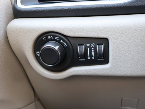 Used 2024 Chrysler Voyager LX image 30