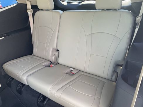 Used 2021 Buick Enclave Essence AWD/4WD image 5
