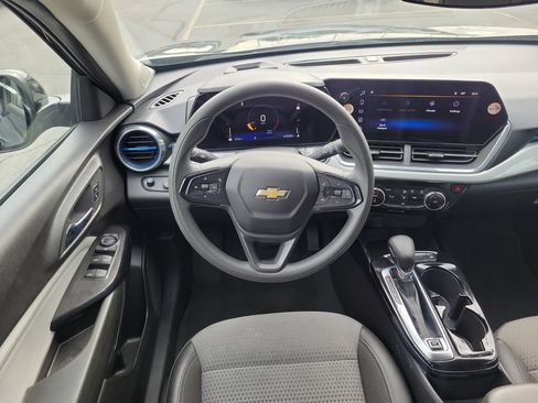 Used 2025 Chevrolet Trax LT FWD image 13