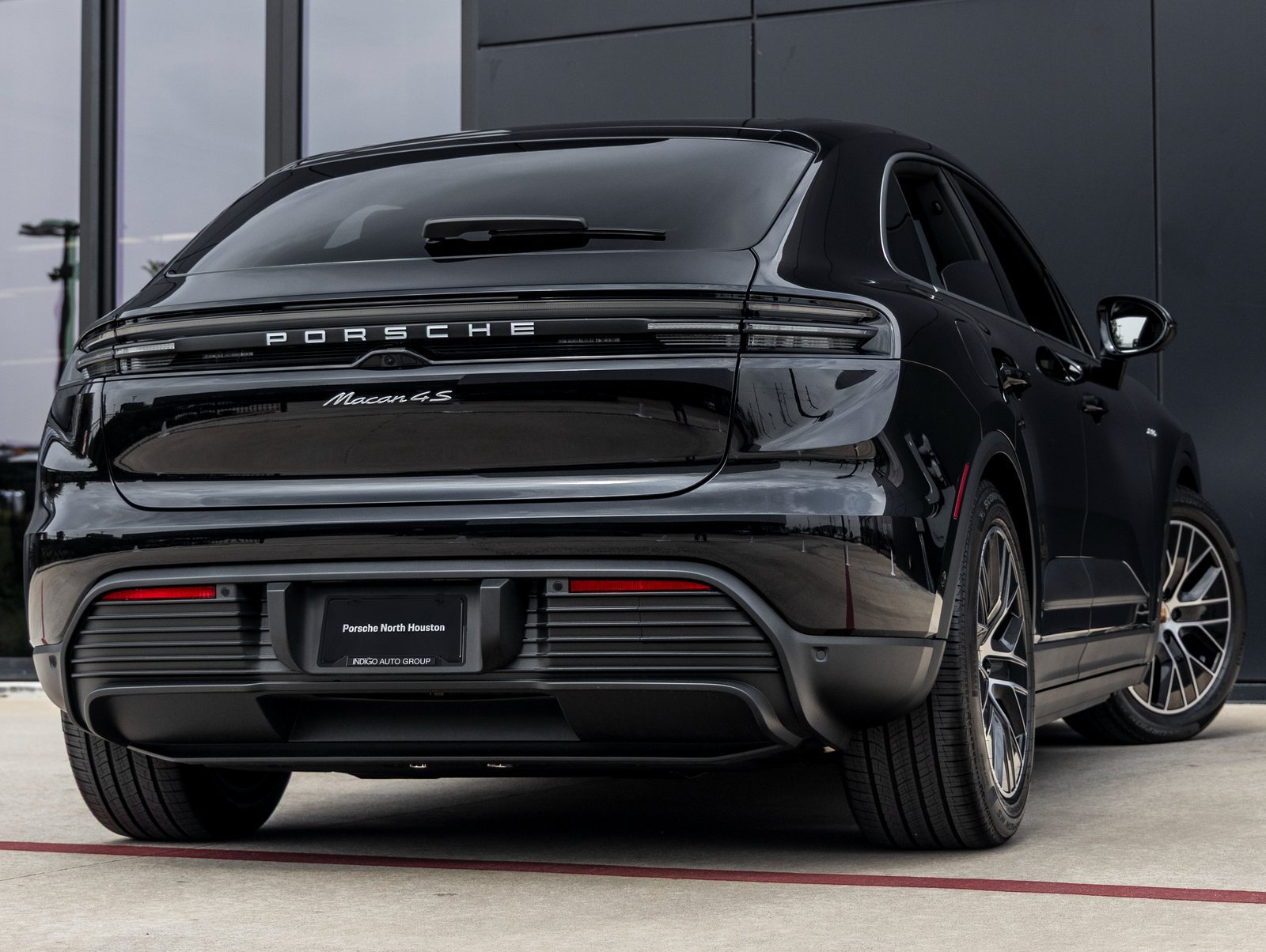 Certified 2025 Porsche Macan 4S Electric AWD/4WD image 8