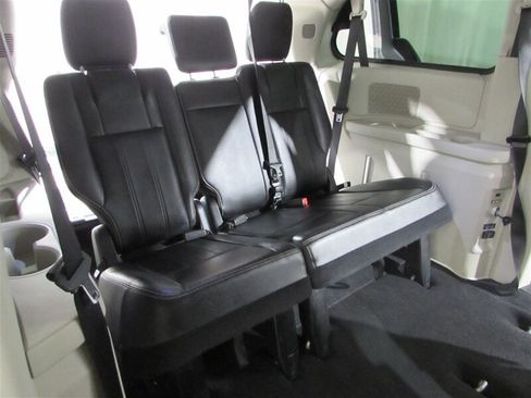 Used 2014 Chrysler Town & Country Touring image 94