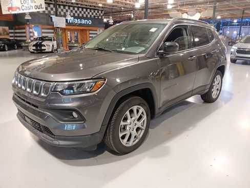 Used 2022 Jeep Compass Latitude image 1