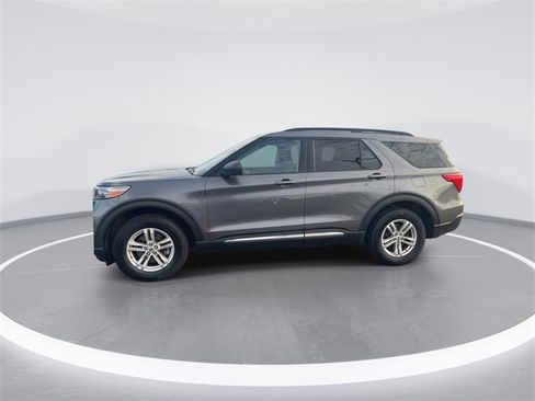 Used 2022 Ford Explorer XLT image 3