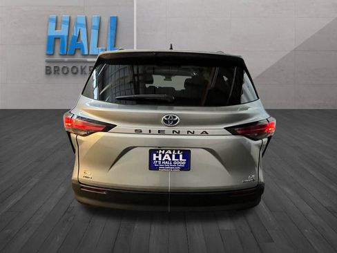 Used 2022 Toyota Sienna LE image 4