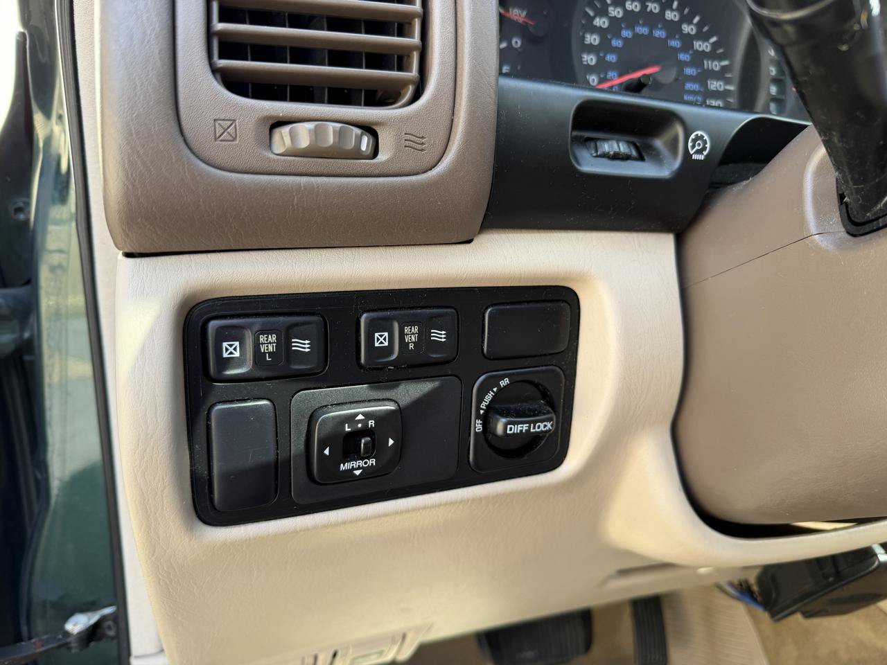 Used 1999 Toyota Land Cruiser w/ Leather Trim Pkg AWD/4WD image 25