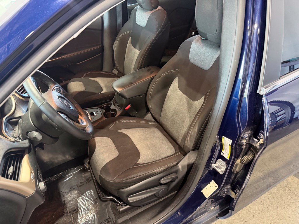 Used 2014 Jeep Cherokee Latitude w/ Cold Weather Group AWD/4WD image 12